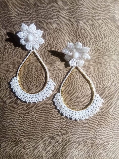 Diy Pearl Earrings, Terracotta Jewellery Designs, Miyuki Beads Pattern, Filigree Hoop Earrings, Beaded Flowers Patterns, Knitted Necklace, Bridal Jewelry Vintage, Crochet Jewelry Patterns, Beaded Jewels