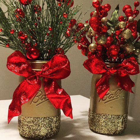 Mason Jar Centerpieces For Christmas, Mason Jar Christmas Centerpieces, Wine Bottle Christmas Decorations, Christmas Centerpieces Cheap, Diy Christmas Deco, Mason Jar Craft, Diy Christmas Table, Christmas Decorations Centerpiece, Pretty Christmas Decorations