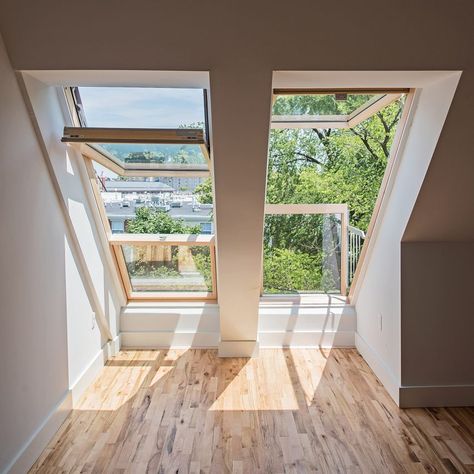 Attic Window Balcony, Roof Window Balcony, Skylight Balcony Window, Attic With Skylight, Attic Skylight Windows, Roof Apartment Interior, Balcony Skylight, Room Roof Design, Skylight Attic