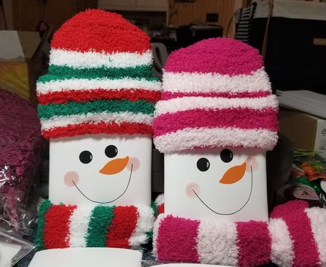 Candy Bar Snowman With Socks, Fuzzy Socks Gift Ideas, Fuzzy Socks Christmas Gift Ideas, Popcorn Snowman, Snowman Popcorn, Fuzzy Socks Gift, Candy Bar Gifts, Popcorn Holder, Class Party Ideas