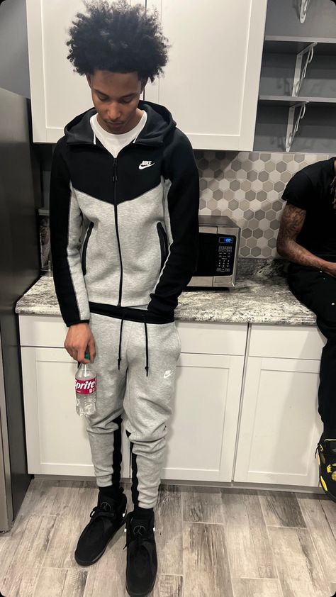 Drippy Outfit Men, Nike Tech Outfit Men, Black Nike Tech Outfit, Drip Poses, Nike Tech Outfit, White Nike Tech, Takuache Outfits Guys, Tech Outfit, Sweatsuit Outfit