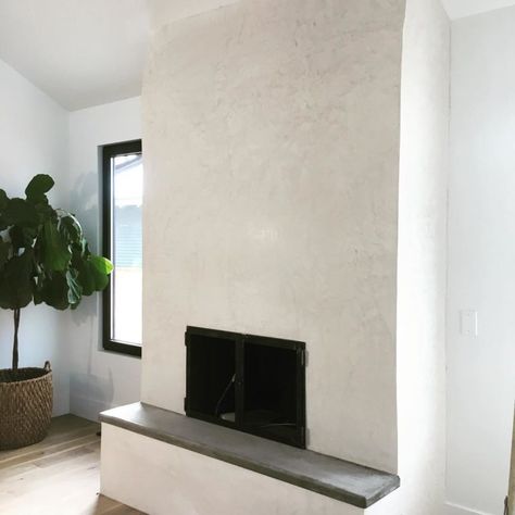 white fireplace tadelakt Plaster Gas Fireplace, Elegant Farmhouse Living Room, Gas Fireplace Ideas, Plaster Fireplace, Stacked Stone Fireplaces, Lime Plaster, Elegant Farmhouse, Concrete Finishes, Linear Fireplace