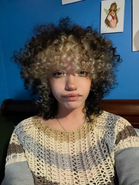 Dye Jobs For Curly Hair, Craftcore Aesthetic Outfits, Racoon Tail On Curly Hair, Wolfcut Curly Hair Short 3b, Wolfcut Natural Hair, 3b Dyed Hair, Short Big Curly Hair, Dyed Bangs Curly Hair, Coily Bangs