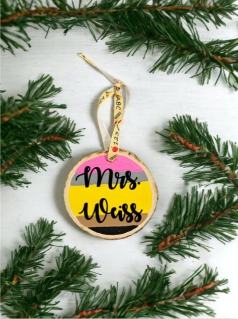 Teacher Gift Ornament Diy, Diy Teacher Christmas Ornaments, Teacher Ornament Gift, Teacher Ornaments Cricut, Wooden Disk Crafts, Easy Wood Ornament Painting, Teacher Ornament Ideas, Diy Christmas Teacher Gifts, Christmas Crafts For Teachers