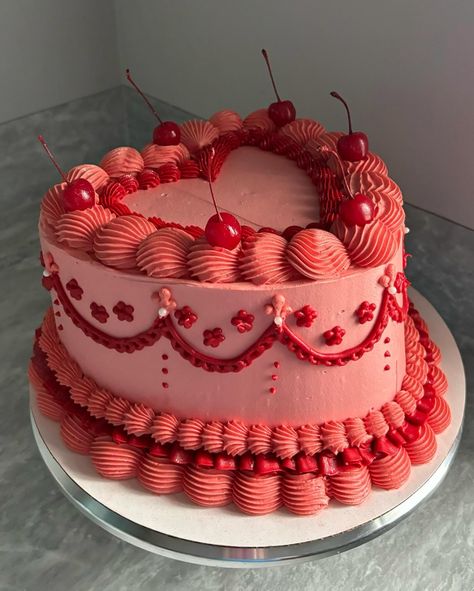 The details 😍 Shown is an 8” red velvet cake with chocolate ganache filling! #idahofalls #idahofallscakes #heartcake #vintagecake #lambethcake #buttercreamcake Cute Red Velvet Cake Designs, Aesthetic Red Birthday Cake, Beautiful Red Velvet Cake, Red Velvet Cake Ideas, Birthday Red Velvet Cake, Red Velvet Cake Aesthetic, Pink And Red Cake, Red Velvet Cake Decoration, Red Velvet Wedding Cake