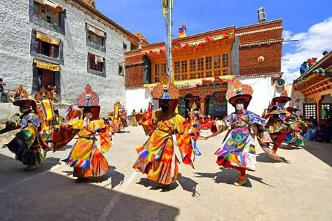 10 Festivals In Jammu And Kashmir: A Peek Into The Rich Kashmiri Culture (2021) Kashmiri Culture, Dal Lake, Travel Destinations In India, Welcome Images, Kashmir India, Mountain Lover, Hindu Festivals, Srinagar, Jammu And Kashmir