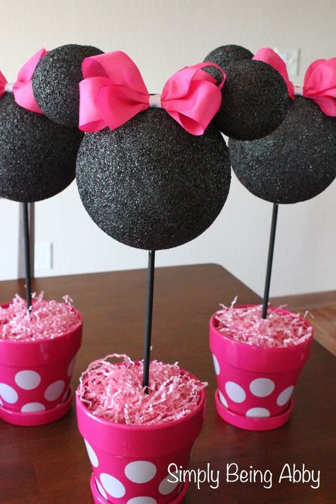 I love this simple Minnie Mouse Party Centerpiece. What a cute Party idea! Cupcakes Minnie Mouse, Mouse Craft, Γενέθλια Mickey Mouse, Mouse Diy, Disney Parties, Disney Craft, Mouse Cupcakes, Minnie Mouse Cupcakes, Minnie Mouse 1st Birthday