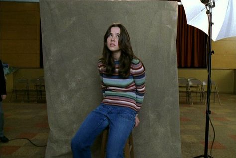 Lindsay Weir, Linda Cardellini, Yearbook Photo, Freaks And Geeks, Yearbook Photos, Woman Sitting, Picture Day, Teen Vogue, Photo Tips