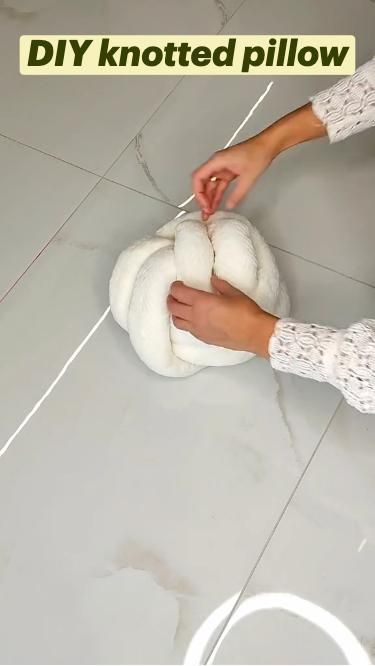 how to make a knotted pillow? credits: @filiz.interior (tiktok) Gift Bow Box Christmas Throw Pillows, Warm Kitchen Ideas, Christmas Bow Pillow, Christmas Gift Exchange Ideas, Knot Pillow Pattern, White Knot Pillow, Christmas Pillows Funny, Knotted Pillow, Gift Exchange Ideas