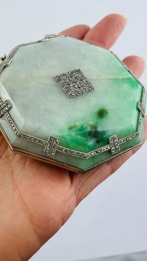 Art Deco | Art deco lady's vanity case | Facebook Paris Art Deco, Bijoux Art Deco, Art Deco Lady, Art Deco Decor, Art Deco Art, Vintage Cosmetics, Powder Compact, Paris Art, Deco Art