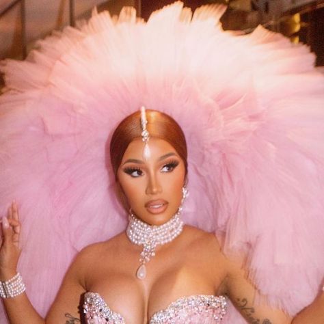 Cardi B Pink, Cardi B In Pink, Bongos Cardi B, Cardi B Pfp, Rappers In Pink, Cardi B Pics, Cardi B Photos, Aaliyah Hair, Pink Singer