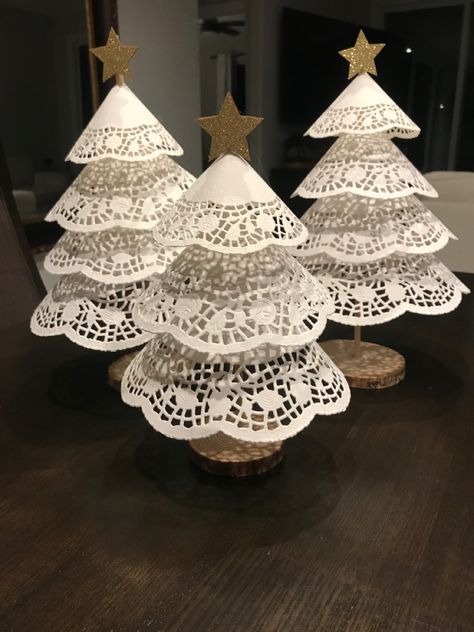 Paper Doily Crafts, Christmas Tree Store, Dollar Store Christmas Decor, Doilies Crafts, Christmas Crafts To Make, Dollar Store Christmas, Christmas Paper Crafts, Paper Doilies, Christmas Tree Crafts