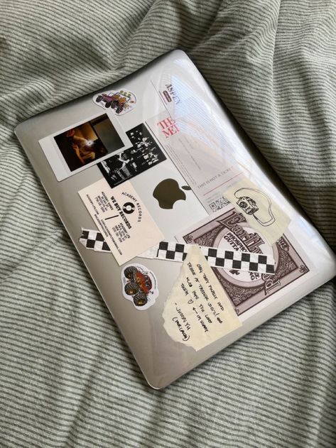 Laptop Case Aesthetic Stickers, Clear Laptop Case With Stickers, Laptop Case Decoration, Macbook Case Aesthetic Stickers, Laptop Sticker Inspo Aesthetic, Notebook Stickers Aesthetic, Macbook Aesthetic Case, Macbook Decoration Ideas, Laptop Cover Aesthetic