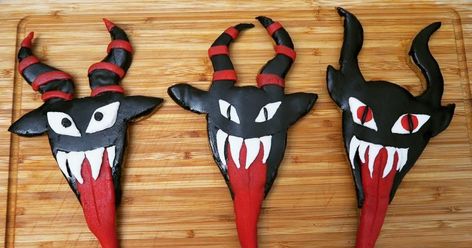 Krampus Decorations Diy, Krampus Christmas Decor, Krampus Cookies, Krampus Crafts, Diy Krampus, Krampus Decorations, Krampus Tree, Wheel Crafts, Horror Christmas