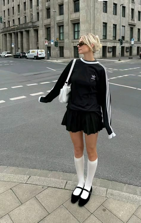 Blokette Outfits Aesthetic, Knee Sock Outfits, White Knee Socks Outfit, White Socks Aesthetic, Knee High Stockings Outfit, White Stockings Outfit, White Socks Outfit, Mary Jane Outfit, White Knee Socks