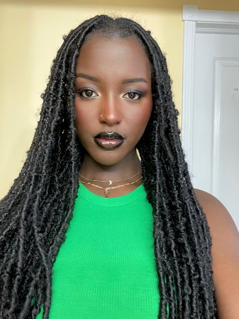 Butterfly Locs have been trending on social media for months now but you might not have noticed at first. Here’s everything you need to know about the new boho style on the block. #BlackGirlSummer #ProtectiveStyle #BlackGirlsLit #BlackGirlsRock #BraidLovers #ProtectiveStyle #NaturalHair #NoHeatChallenge #VacayVibes Butterfly Locs Dark Skin, Permed Hair Styles, Bob Locs, Braid Hairstyles Ideas, Dark Skin Girl, African Tops For Women, Individual Braids, Hair For School, Soft Locs