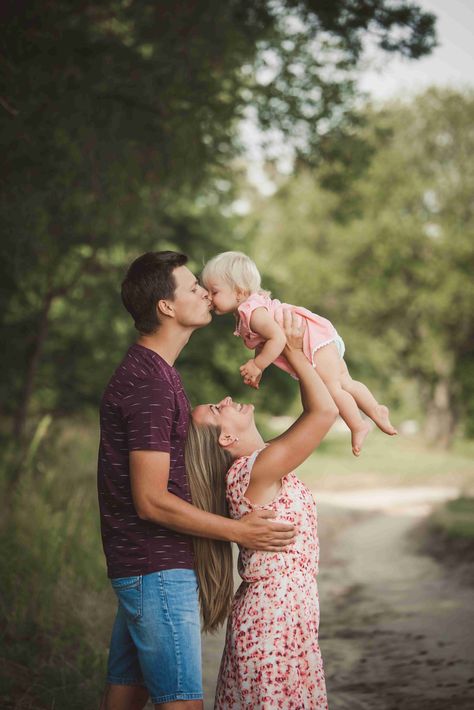 Family Birthday Shoot Ideas, Simple Outdoor Family Photos, Family Poses Photography Outdoors, Taking Family Pictures Yourself, Family Pics With One Year Old, 1 St Birthday Photoshoot, 1st Bday Photoshoot With Parents, 1st Bday Family Photoshoot, Cute Family Pictures With Baby