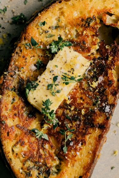 Savory Toast Recipes, Parmesan French Toast, Sunday Afternoon Lunch Ideas, Dinner Toast Ideas, Garlic French Toast, Savory French Toast Bake, French Toast Sides Dishes, Sweet And Savory Brunch, Savoury Toast Recipes