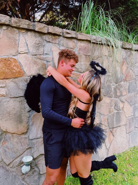 Angels Couple Costume, Dark Angel Couple Costume, Devil And Angel Costume Couple, Devils Couple Costume, Impreza Tematyczna, Every Women Should Read, Fallen Angel Halloween, Fallen Angel Costume, Hallo Costumes