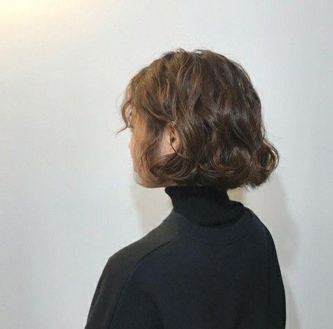 Haircuts To Do At Home, Chin Length Hair Curly, Chin Length Curly Hair, Short Pixie Bob Haircuts, Haircut Tips, Kort Bob, Haircuts To Try, Short Pixie Bob, Easy Short Haircuts