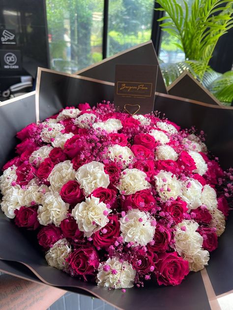 Big Bouquet Of Flowers Birthday, Bouquet Of Roses Aesthetic, Luxury Flowers Bouquet Gifts, Rose Bouquet Birthday, Carnations Bouquet, Trending Summer Nails, Birthday Flowers Bouquet, Luxury Flower Bouquets, Prettiest Bouquet