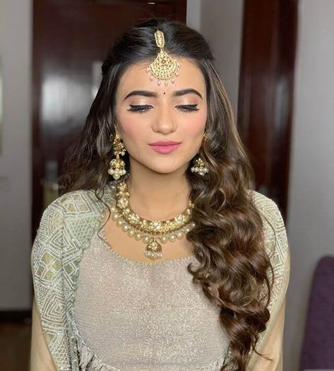 How To Choose The Right Bridal Hairstyles For Different Face Shapes? Square Shaped Face Hairstyles, Hairstyles For Oval Face, Hairstyles For Round Face, Oblong Face Hairstyles, Lehenga Hairstyles, Hair For Round Face Shape, Diamond Face Hairstyle, Face Female, Hairstyle For Chubby Face