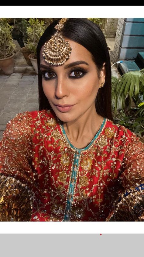 Nikkah Poses, Desi Makeup, Eid Makeup Look, Snack Pictures, Queen Of My Heart, Bangalore Wedding, Sarah Butler, Makeup Classes, Bollywood Makeup