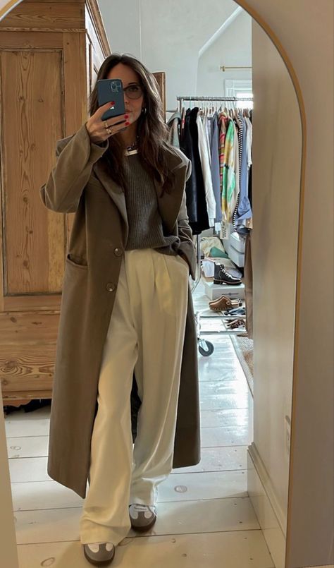 Larissa Mills, Scandinavian Clothes, Cream Pants Outfit, Eurotrip Outfits, Beige Pants Outfit, Normcore Outfits, January Fashion, Winter Sweater Outfits, Knit Sweater Outfit