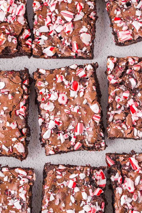 candy cane brownies cut into squares Peanut Butter Swirl Fudge, Candy Cane Brownies, Peppermint Brownies Recipe, Homemade Holiday Treats, Perfect Christmas Dessert, Christmas Brownies, Chocolate Peanut Butter Fudge, Peppermint Brownies, Dark Chocolate Brownies