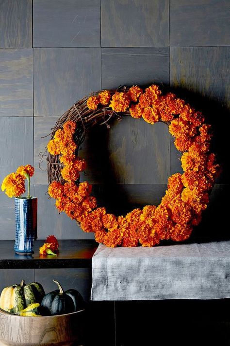 Marigold Wreath, Modern Fall Wreath, Fall Wreath Ideas, Elegant Fall Wreaths, Dia De Los Muertos Decorations Ideas, Hypericum Berries, Modern Wreath, Red Wreath, Twig Wreath