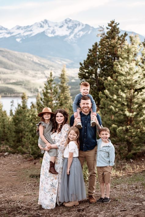 Breckenridge Family Photographer at Sapphire Point | Colorado Lifestyle Photography Family If 6 Photo Ideas, Family Photo Outfits Mountains, Fall Mountain Family Photos, Winter Lifestyle Photography, Mountain Family Photos Outfit, Mountain Family Pictures Outfits, Fall Mountain Photoshoot Family, Forest Family Photos, Family Pictures Mountains