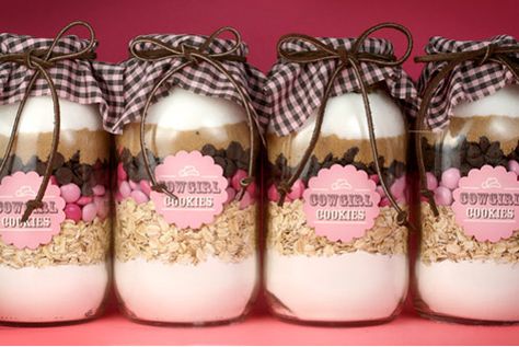 20 brilliant things to make in a jar Mason Jar Cookies Mix, Cowgirl Cookies, Mason Jar Favors, Mason Jar Gifts Diy, Mason Jar Cookies, Cowboy Cookies, Diy Lampe, Mason Jar Gifts, Meals In A Jar