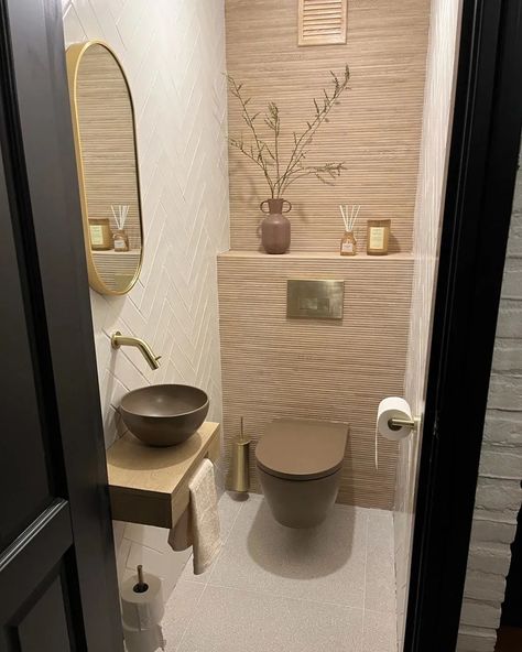 Sawiday ® Dé Sanitairwinkel van België Toilet Modern Luxury, Powder Bathroom Ideas, Small Downstairs Toilet, Cloakroom Toilet, Toilette Design, Bathroom Design Styles, Royal Plaza, Toilet Room Decor, Wc Design