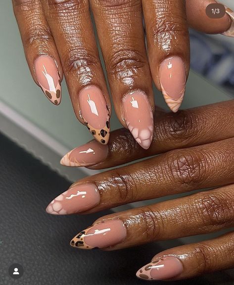 Scalloped French Nails, Dip Powder Nails Almond Shape Short, Short Simple Almond Nails, Short Almond Acrylic Nails Design, Nail Inspo Almond Short, Birthday Nails Almond, Simple Almond Nails, Almond Nails Simple, Short Almond Acrylic Nails