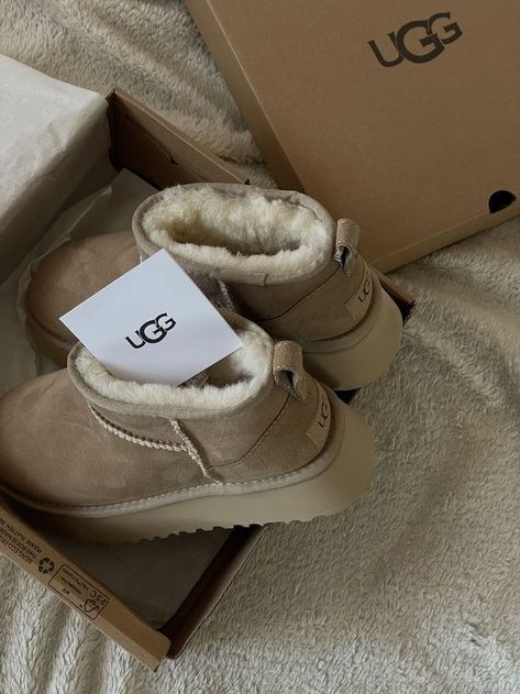 ugg mini boots for winter /cutest boots for the winter 2024 :)😍 Classic Mini Ii Boot, Ugg Mini Boots, Cute Uggs, Ugg Boots Outfit, Ugg Ultra Mini, Pretty Sneakers, Pretty Shoes Sneakers, Ugg Mini, Shoe Wishlist