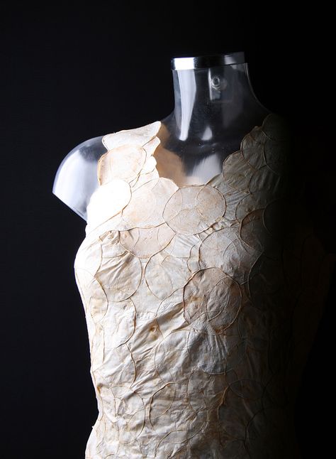 the natural fabric can be adjusted to create various fashion garments that can be repaired when needed, and easily composted when they're no longer in use. Mycelium Fashion, Bioplastic Fashion, Mycelium Design, Mushroom Fashion, Mushroom Mycelium, Mushroom Fabric, Weave Dress, Boo Design, Smart Textiles