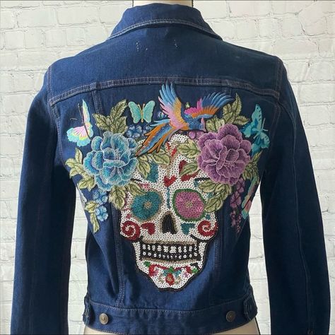 This Is A Hand Made Denim Jacket With A Catrina In The Back. Looks Really Nice! Jean Jacket Makeover Ideas, Fitted Denim Jacket With Custom Embroidery, Artistic Hand Painted Denim Jacket For Fall, Decorating Jeans, Denim Jacket Diy, Jean Jacket Painted, Hand Painted Fitted Cotton Denim Jacket, Homemade Closet, Jacket Upcycle