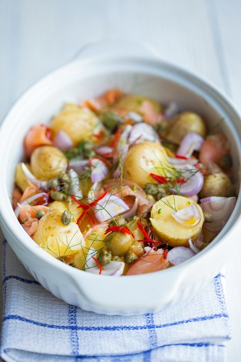 Potato Salad with smoked fish. This is our favourite potato salad and you just have to try it. It's so creamy, rich in flavour.| jernejkitchen.com Glazed Onions, Creamy Soup Recipes, Cheese Puff, Bacon Potato Salad, Creamy Potato Salad, Fish Salad, Honey Glazed, Smoked Fish, Creamy Potato