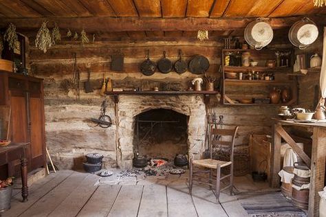 Rustic Small Cabin, Rustic Cabin Interior, Cabin Accessories, How To Build A Log Cabin, Old Cabins, Old Cabin, Log Cabin Interior, Log Cabin Rustic, Cabin Interiors