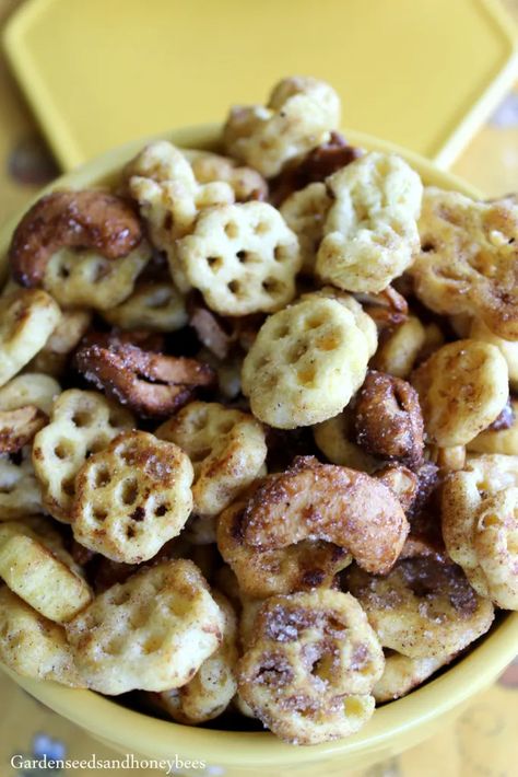 Cereal Recipes Snacks, Munchie Snacks, Honeycomb Cereal, Cereal Dessert, Cereal Snacks, Cereal Treats, Snack Mix Recipes, Chex Mix, Cereal Recipes