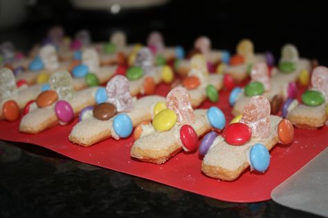 Car themed party - easy to make race car drivers, made with finger biscuits and jelly babies Race Car Biscuits, Baker Baker Ideas For Kids School, Bakersman Ideas, Clown Cookies, Car Themed Party, Finger Biscuits, Kids Party Treats, Brookies Recipe, Baker Baker