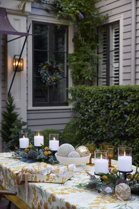 australian christmas table setting decorations Australian Christmas Table, Letter Wreath, Butterfly Balloons, Christmas Table Setting, Billy Buttons, Meaningful Christmas, Australian Christmas, Christmas Dinner Table, Cute House