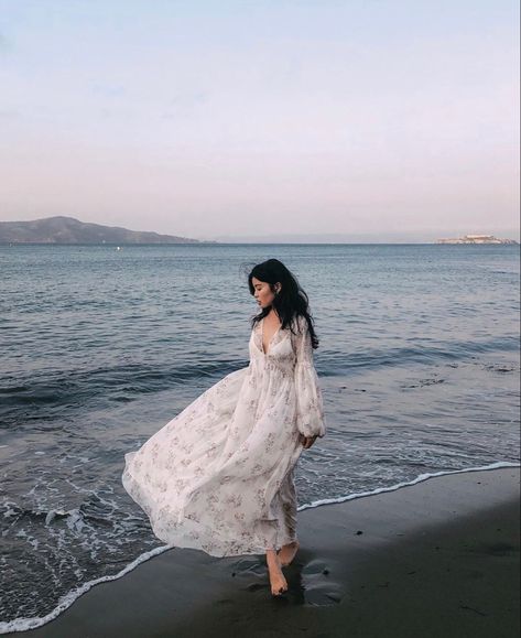 Beach Dress Photoshoot, Ootd Beach, Senior Photoshoot Poses, Beach Photo Inspiration, Cute Beach Pictures, Travel Pose, Beach White Dress, Beach Ootd, Summer Picture Poses