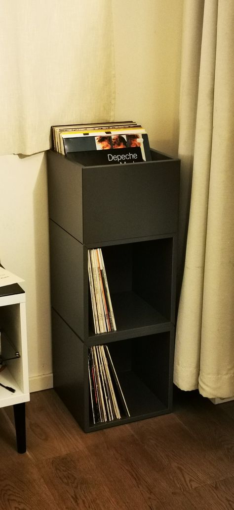 Vinyl Stand Aesthetic, Eket Vinyl Storage, Ikea Eket Vinyl Storage, Ikea Eket Record Storage, Ikea Vinyl Storage Ideas, Vynil Records Storage Ideas, Vinyl Record Storage Diy Ikea Hacks, Modern Record Player Setup, Lp Storage Ideas