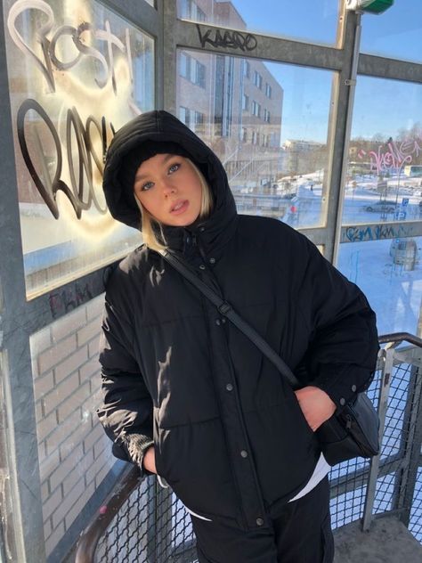 Black Puffer Jacket Outfit Aesthetic, Aesthetic Coats, Puffer Jacket Outfit Aesthetic, Black Puffer Outfit, Puffer Jacket Outfit Winter Style, Black Puffer Jacket Outfit, Winter Coat Outfit, Puffer Jacket Outfit, Winter Outfits Aesthetic