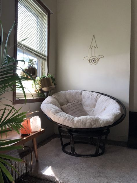 Small Egg Chair, Saucer Chair Bedroom Ideas, Papasan Chair Bedroom, Papasan Chair Living Room, Bedroom Hanging Chair, Pretty Bookshelves, Comfy Room, Chair Bedroom, Comfort Place