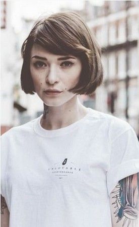 Side Parted Short Bob Haircut with Blunt Bangs Kort Bob, Your Hair, Bob Hairstyles With Bangs, Short Brown Hair, Bob Haircut With Bangs, Short Bob Haircuts, Bob Hair, Haircuts With Bangs, Hair Envy