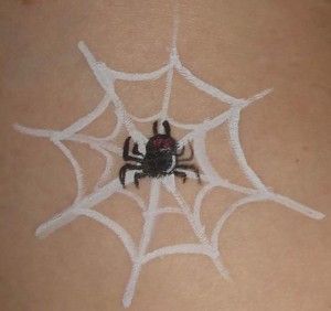 Easy Spiderweb Makeup, Face Paint Spider, Spider Face Painting, Face Painting Halloween Kids, Arts And Crafts Table, Easy Halloween Face Painting, Web Face, Spider Face, Festival Face Paint