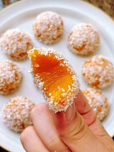 Pumpkin Sticky Rice Ball | Healthy Dessert Recipe - Chinese desserts recipes include cookies, tarts, fortune cookies, fruit-based dishes, puddings and cakes. These are tried and tested Chinese recipes for authentic and delicious Chinese desserts at home. Food Recipe Toady Coconut Powder, Rice Desserts, Dessert Spread, Chinese Dessert, Rice Ball, Oil And Water, Glutinous Rice, Asian Desserts, Sticky Rice