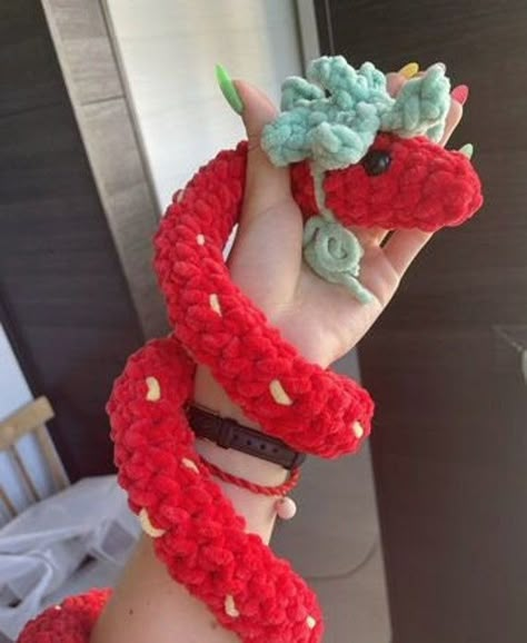 Croching Ideas Aesthetic, Simple Crochet Plush, Fluffy Snake, Crochet Ideas With Red Yarn, Strawberry Snake, Crochet Snakes, Snake Crochet Pattern, Fall Crochet Amigurumi, Red Yarn Crochet Projects